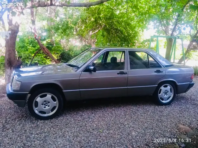 Mercedes-Benz W201 1990 · 2.0 MT