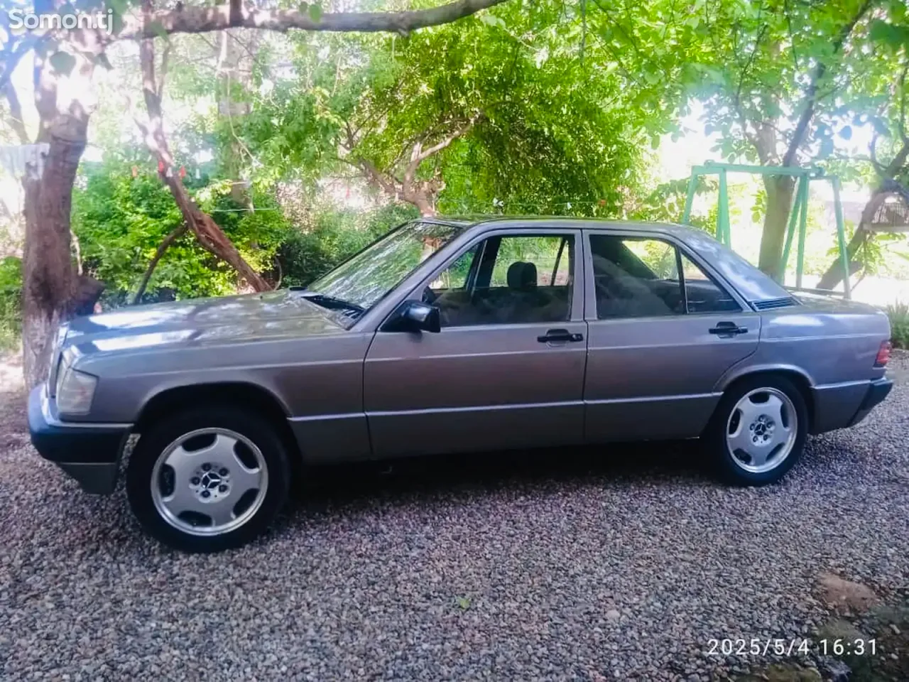 Mercedes-Benz W201 1990 · 2.0 MT