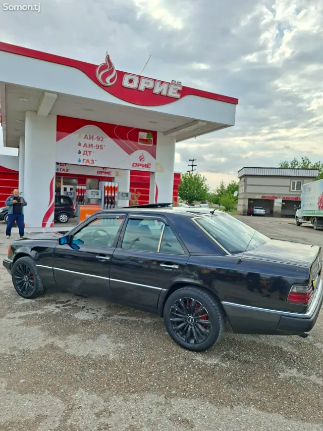 Mercedes-Benz W124 1991 · 2.5 MT