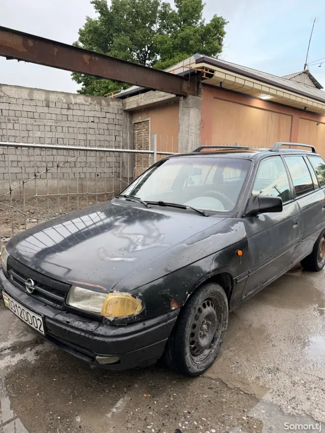 Opel Astra F 1993 · 1.6 MT