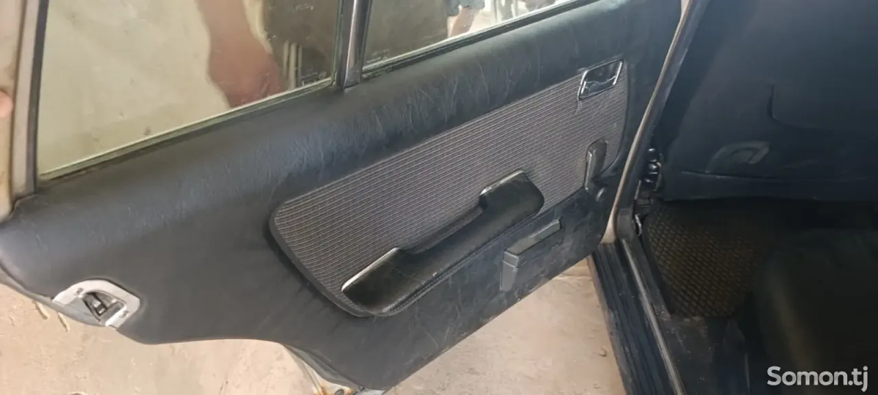 Mercedes-Benz C class 1985 · 3.0 MT