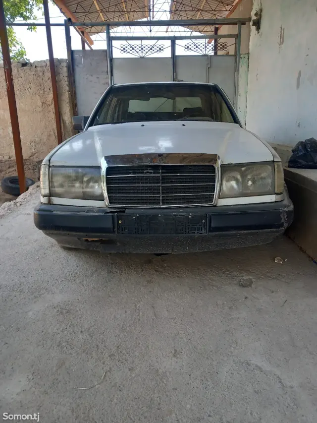 Mercedes-Benz W124 1989 · 2.0 MT