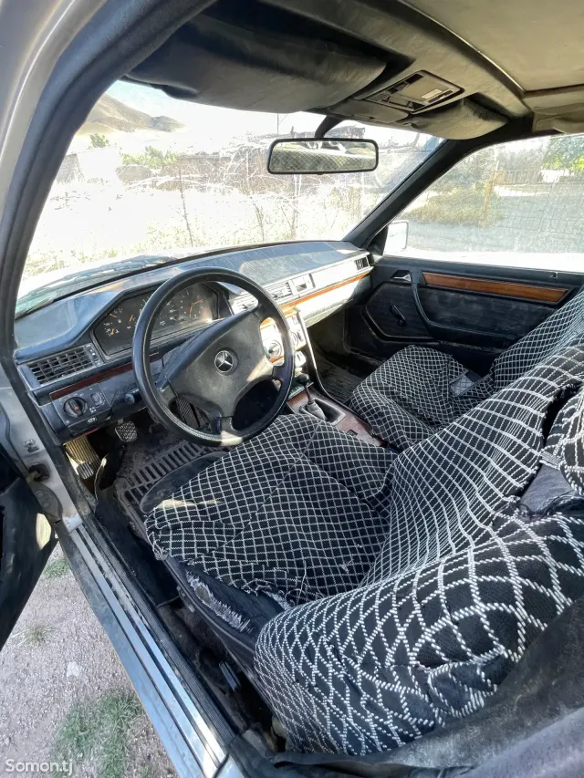Mercedes-Benz W201 1989 · 4.0 AT