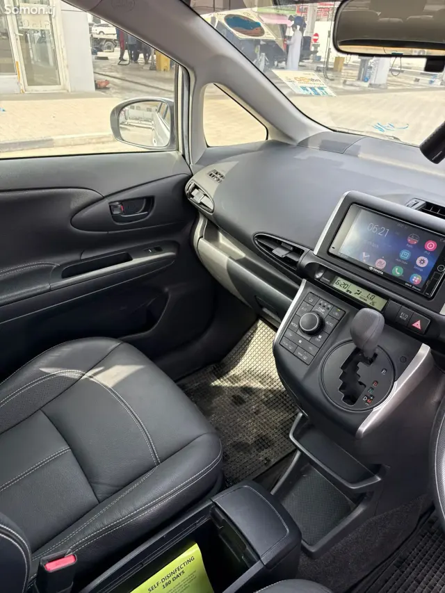 Toyota Wish 2015 · 1.8 AT