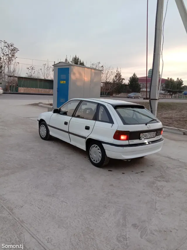 Opel Astra F 1992 · 1.6 MT