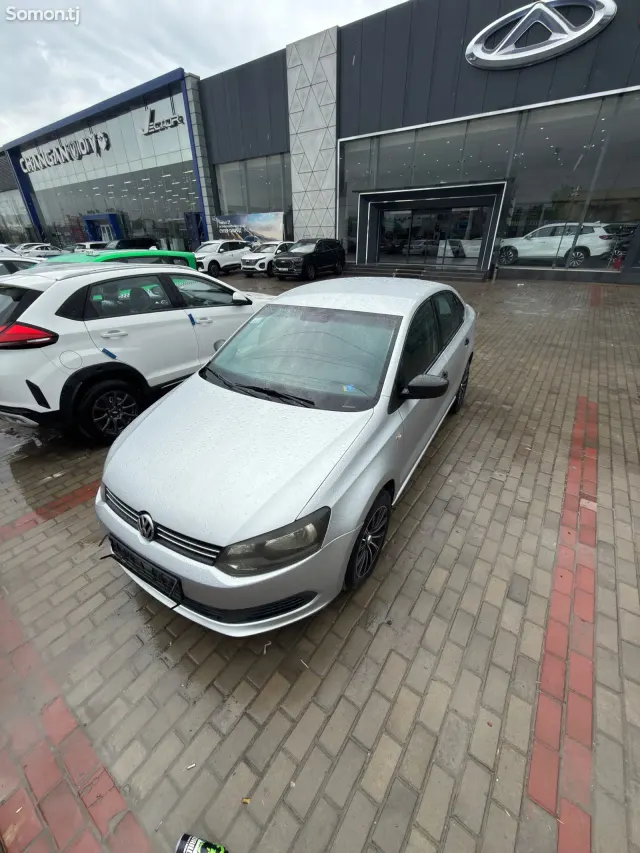 Volkswagen Polo 2015 · 1.6 MT