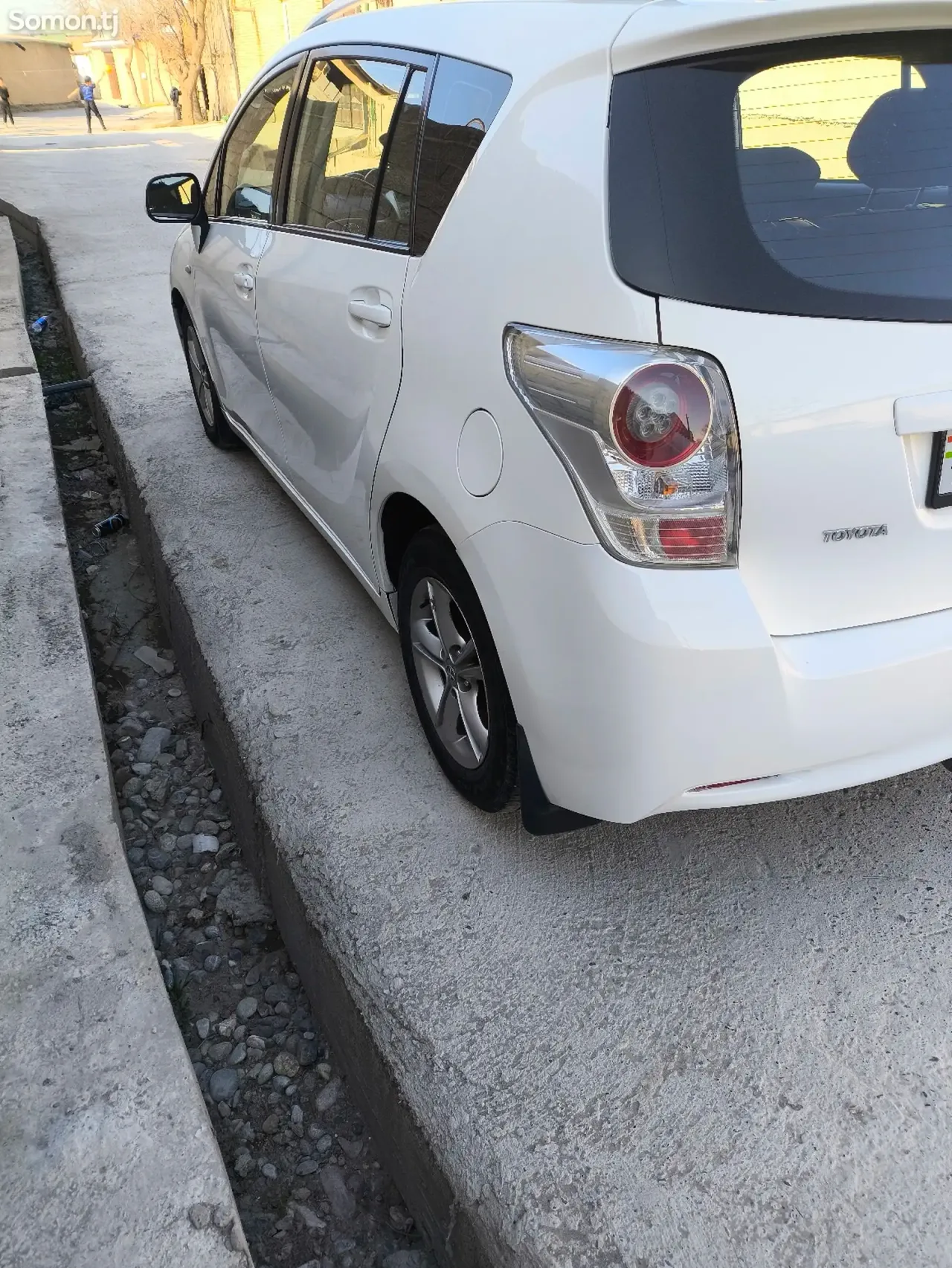 Toyota Verso 2011 · 2.0 MT