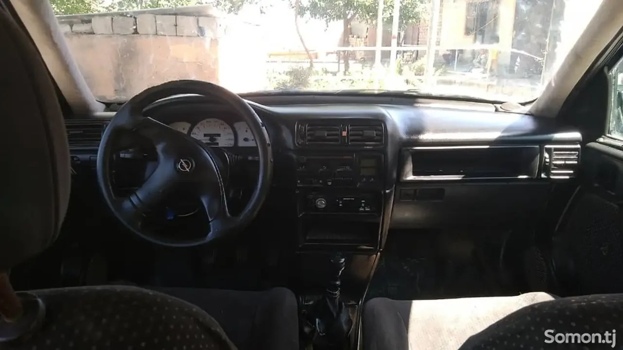 Opel Astra F 1993 · 1.6 MT