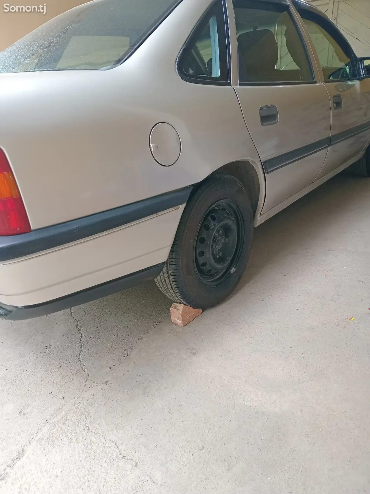 Opel Vectra A 1991 · 1.6 MT