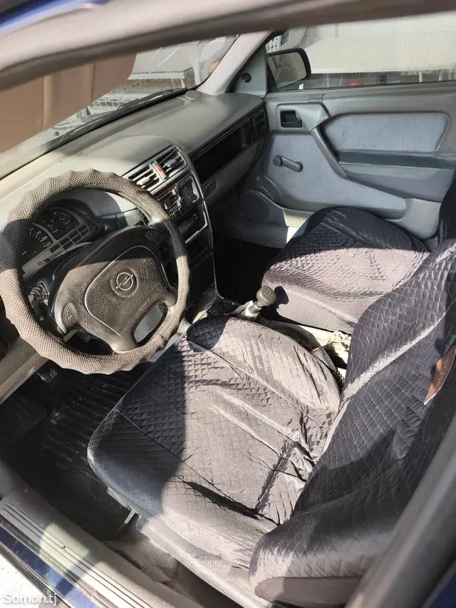 Opel Vectra A 1994 · 1.6 MT