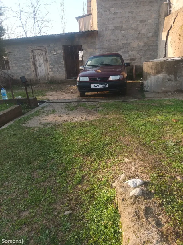 Opel Vectra A 1992 · 1.6 MT