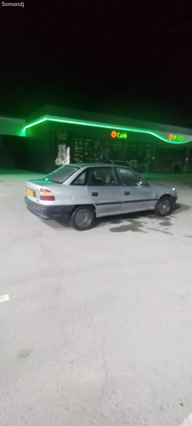 Opel Astra F 1992 · 1.6 MT
