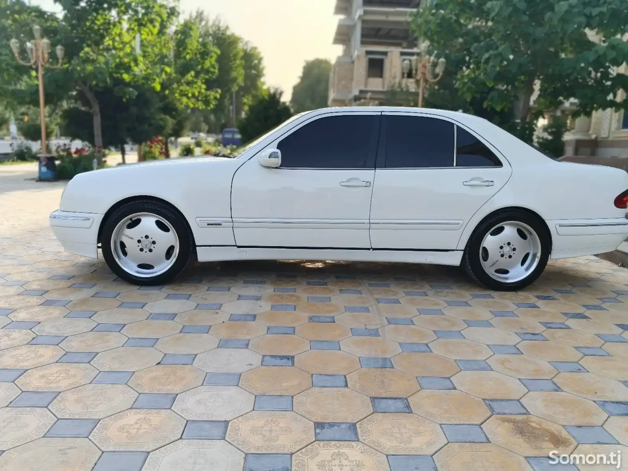 Mercedes-Benz E class 2001 · 3.2 AT