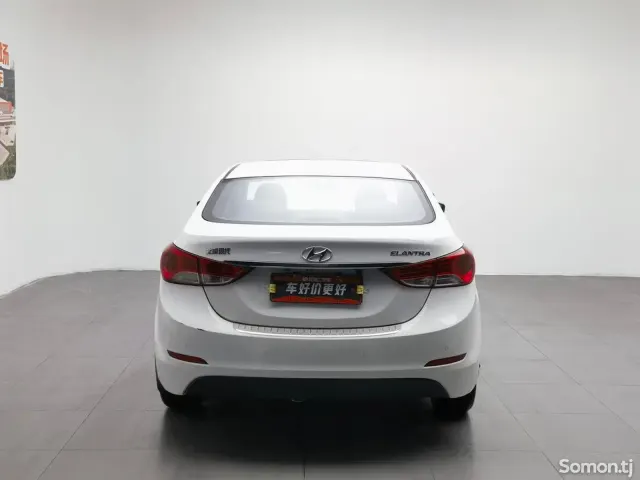 Hyundai Elantra 2015 · AT