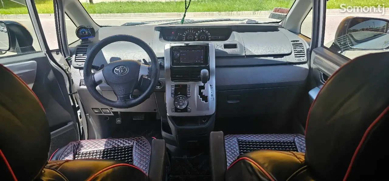 Toyota Voxy 2009 · 2.0 AT