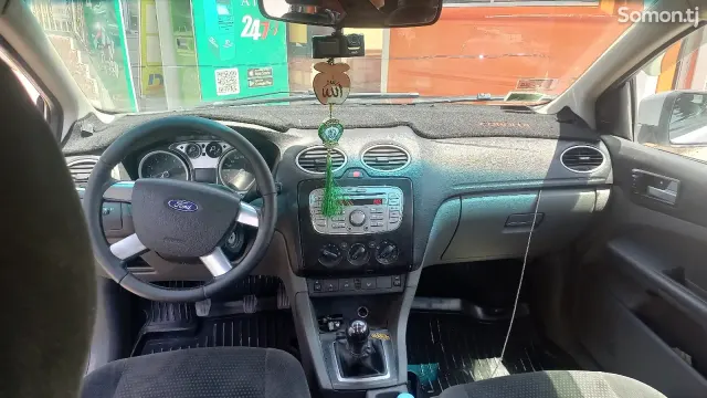 Ford Focus 2006 · 1.6 MT