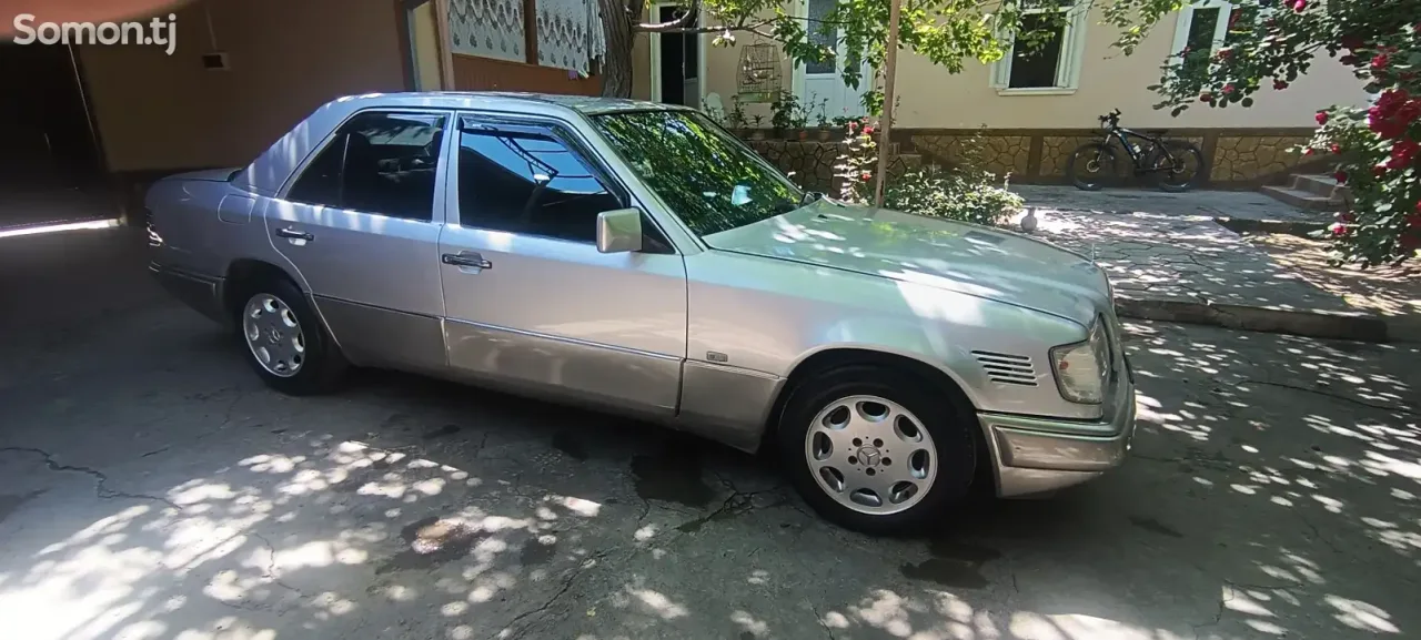 Mercedes-Benz E class 1995 · 2.5 AT