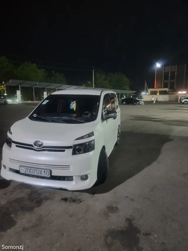 Toyota Voxy 2008 · 2.0 CVT