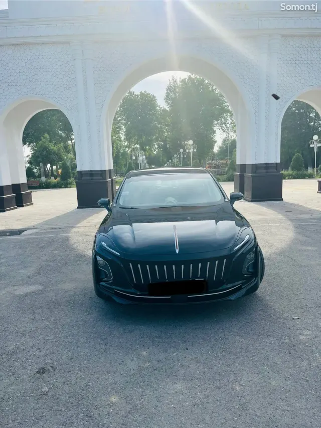 Hongqi E-QM5 2022 · AT