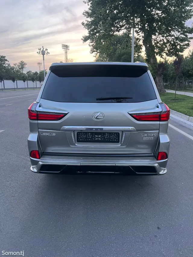Lexus LX series 2017 · 5.7 AT