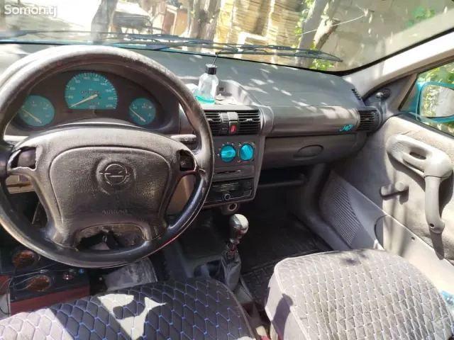 Opel Corsa 1995 · 1.6 MT