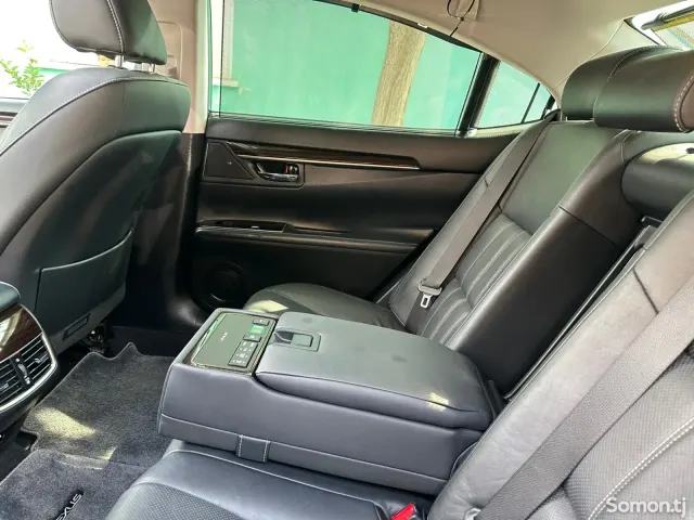 Lexus ES series 2015 · 2.5 AT