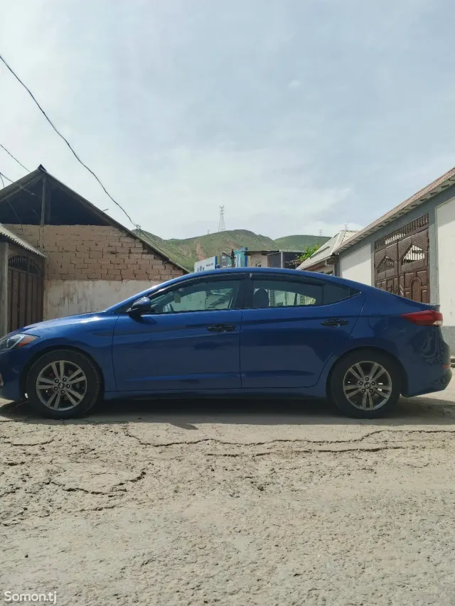 Hyundai Elantra 2017 · 2.0 AT