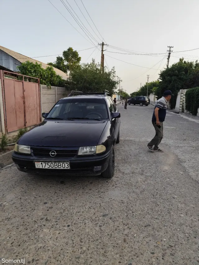 Opel Astra F 1993 · 1.6 MT