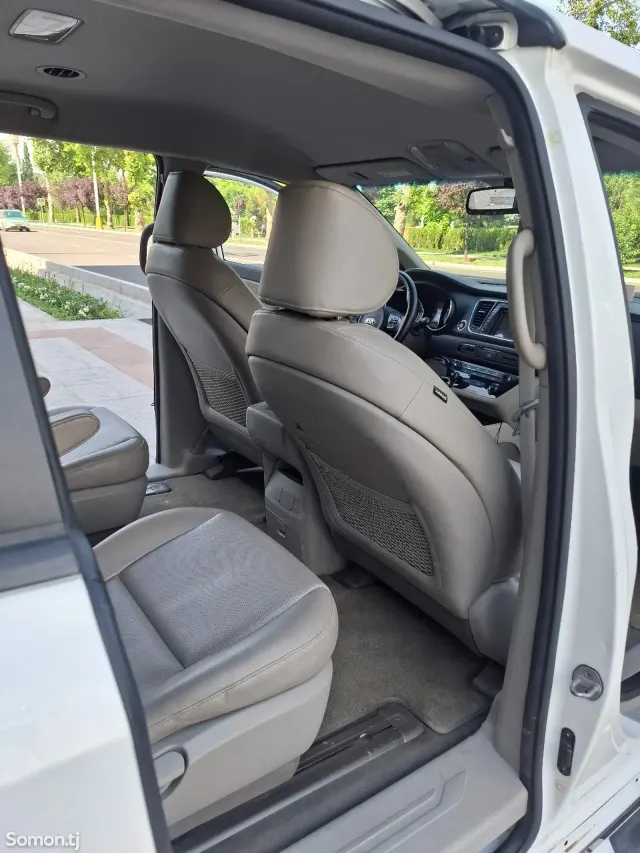 Kia Carnival 2016 · 2.2 AT