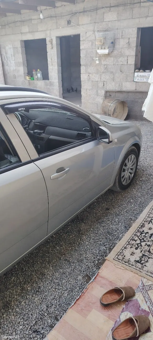 Opel Astra H 2006 · 1.7 MT