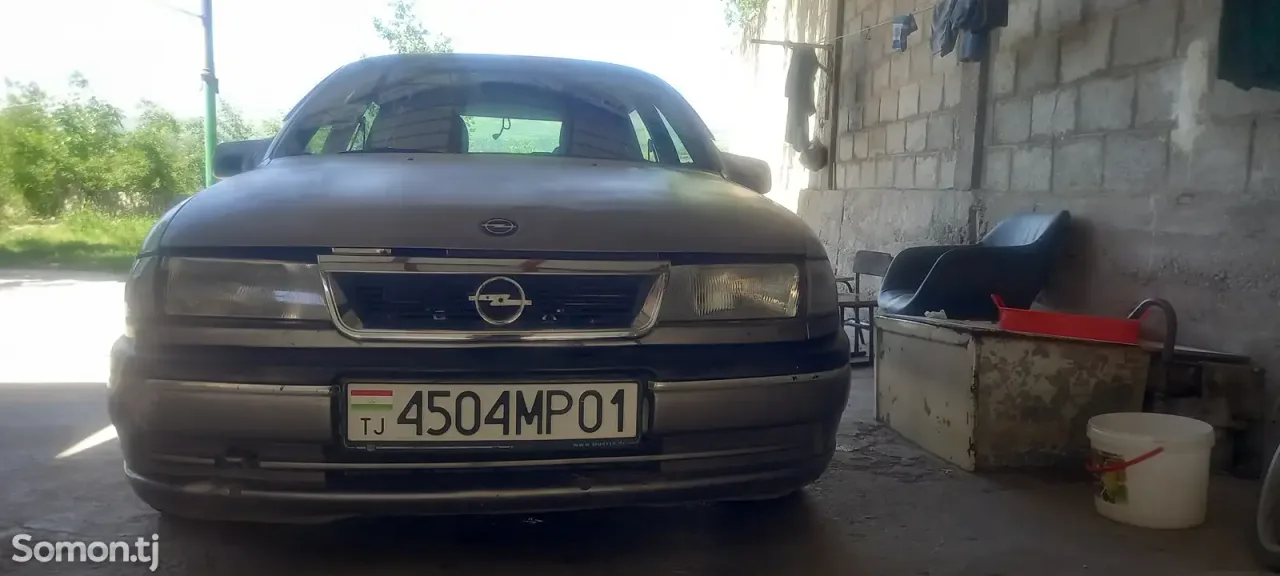 Opel Vectra A 1993 · 1.6 MT