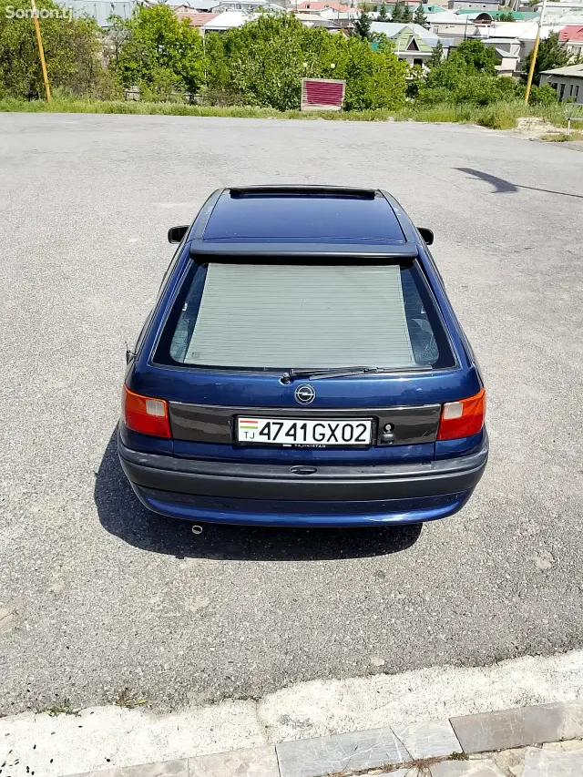 Opel Astra F 1992 · 1.6 MT