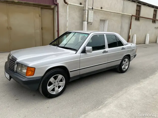 Mercedes-Benz W201 1986 · 2.5 AT