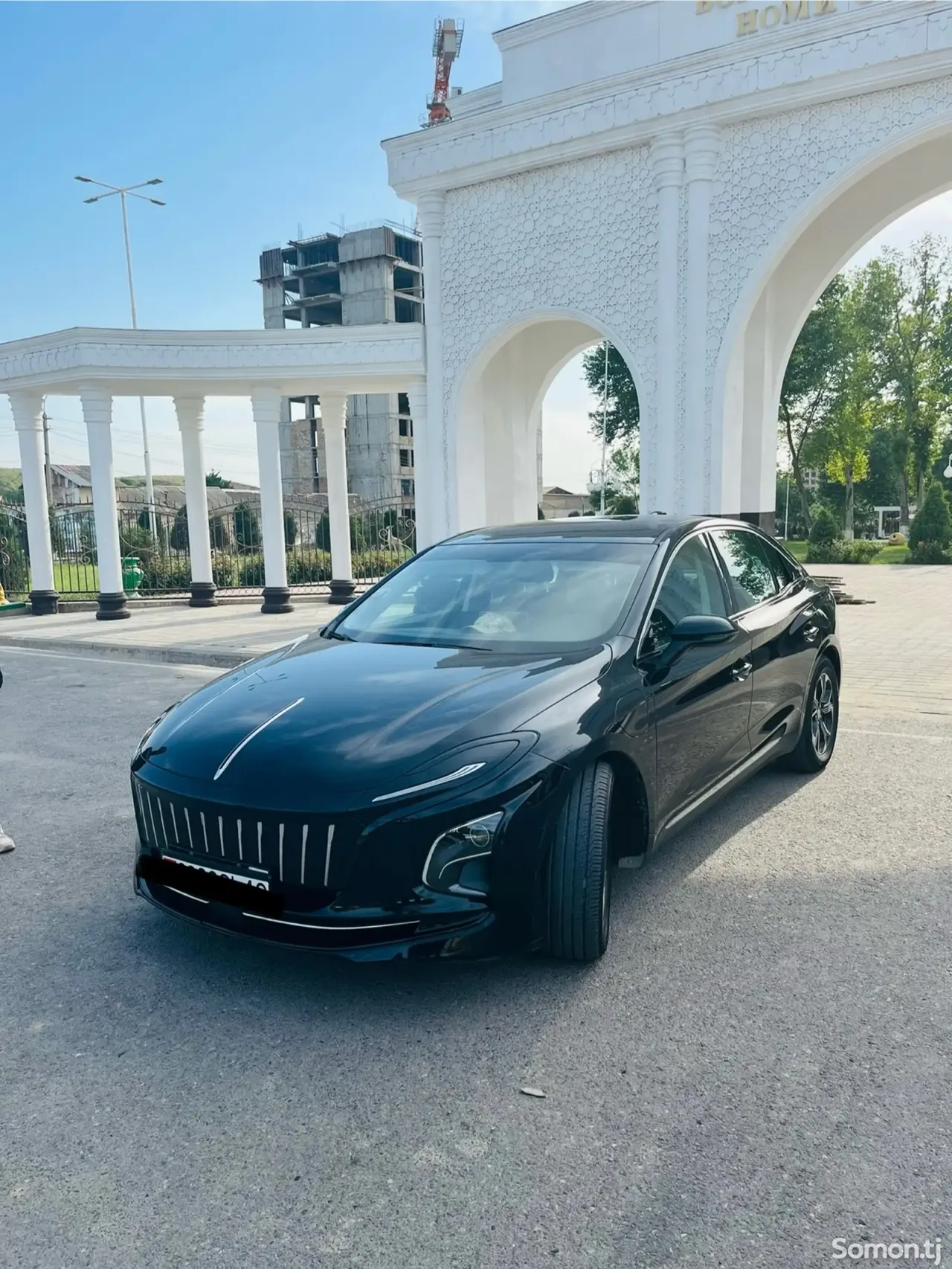 Hongqi E-QM5 2022 · AT