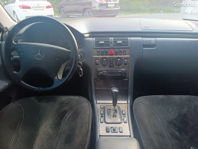 Mercedes-Benz E class 2001 · 3.2 AT