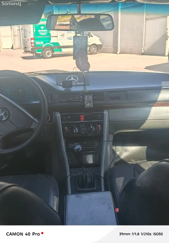 Mercedes-Benz W124 1990 · 2.0 MT