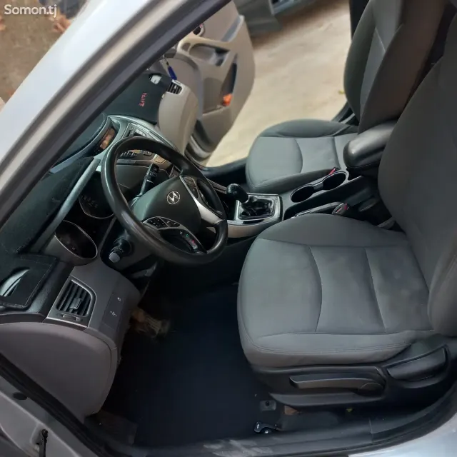 Hyundai Elantra 2012 · 1.8 MT
