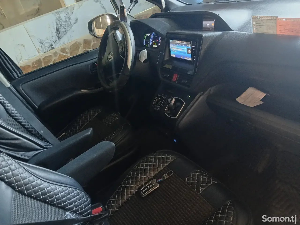 Toyota Voxy 2014 · 1.8 AT