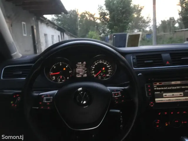 Volkswagen Jetta 2015 · 2.0 AT