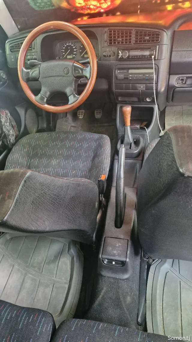 Volkswagen Golf 1996 · 1.6 MT