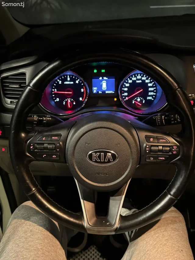 Kia Carnival 2019 · 2.2 AT