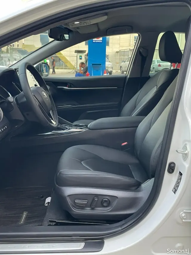 Toyota Camry 2018 · 2.5 AT