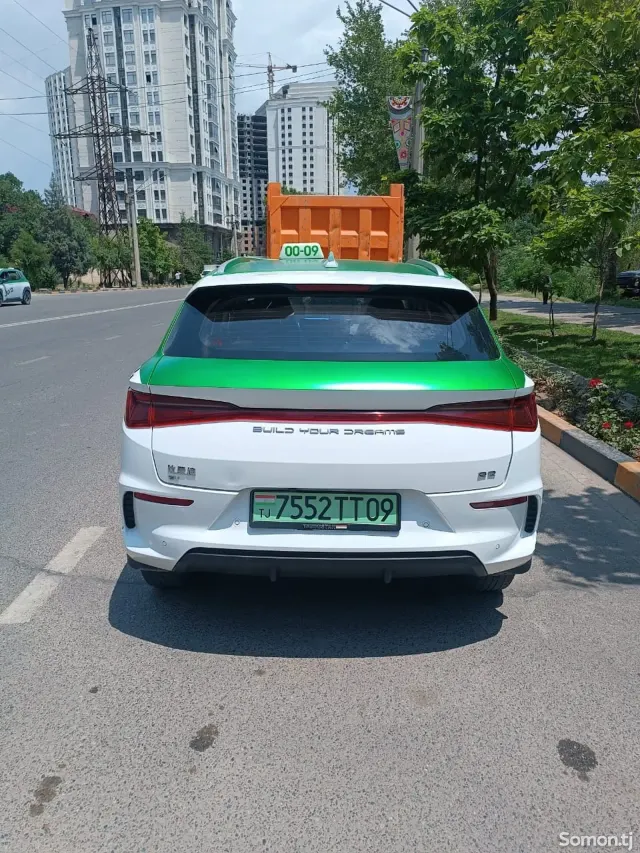 BYD E2 2023 · 4.4 AT