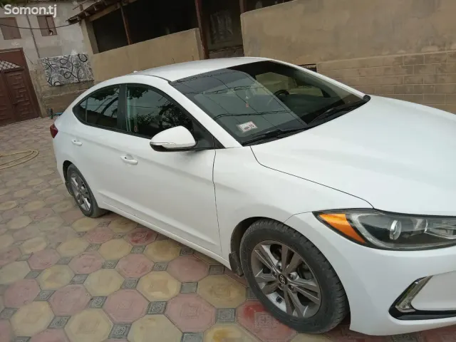 Hyundai Elantra 2017 · 2.2 AT