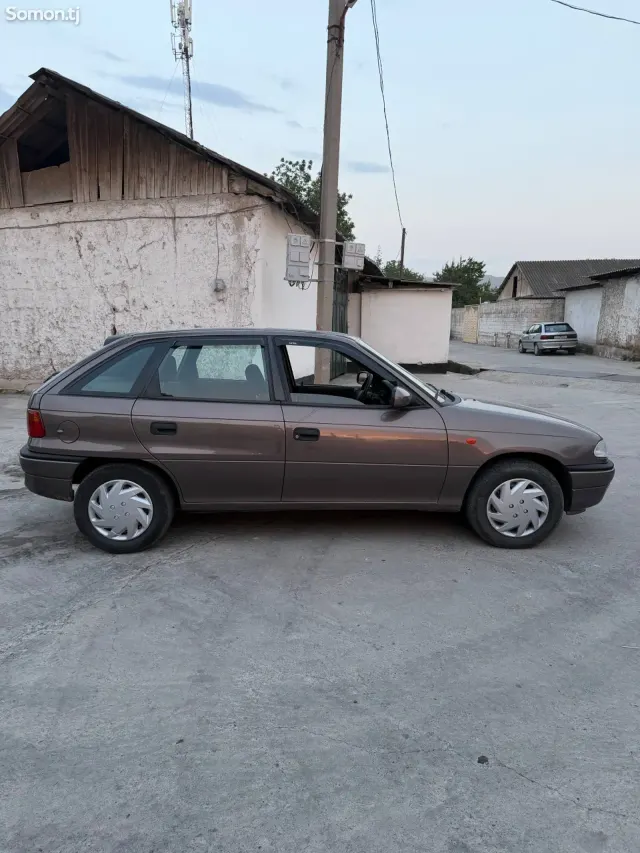Opel Astra F 1998 · 1.6 MT