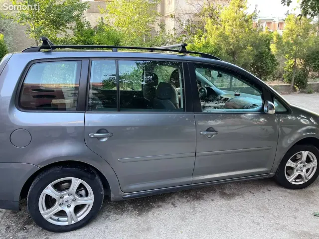 Volkswagen Touran 2007 · 1.9 AT