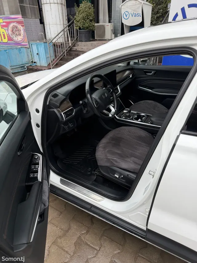Hongqi E-HS3 2019 · AT