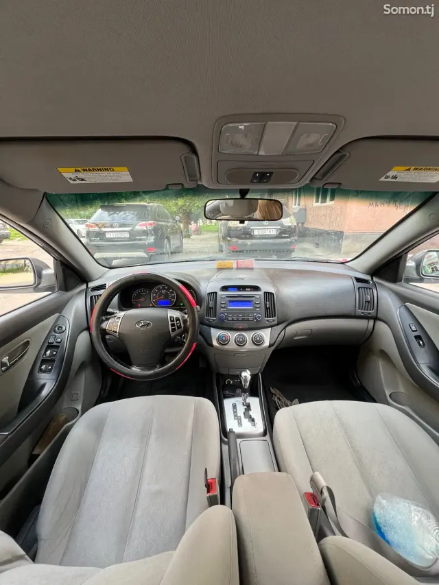 Hyundai Elantra 2010 · 1.6 AT