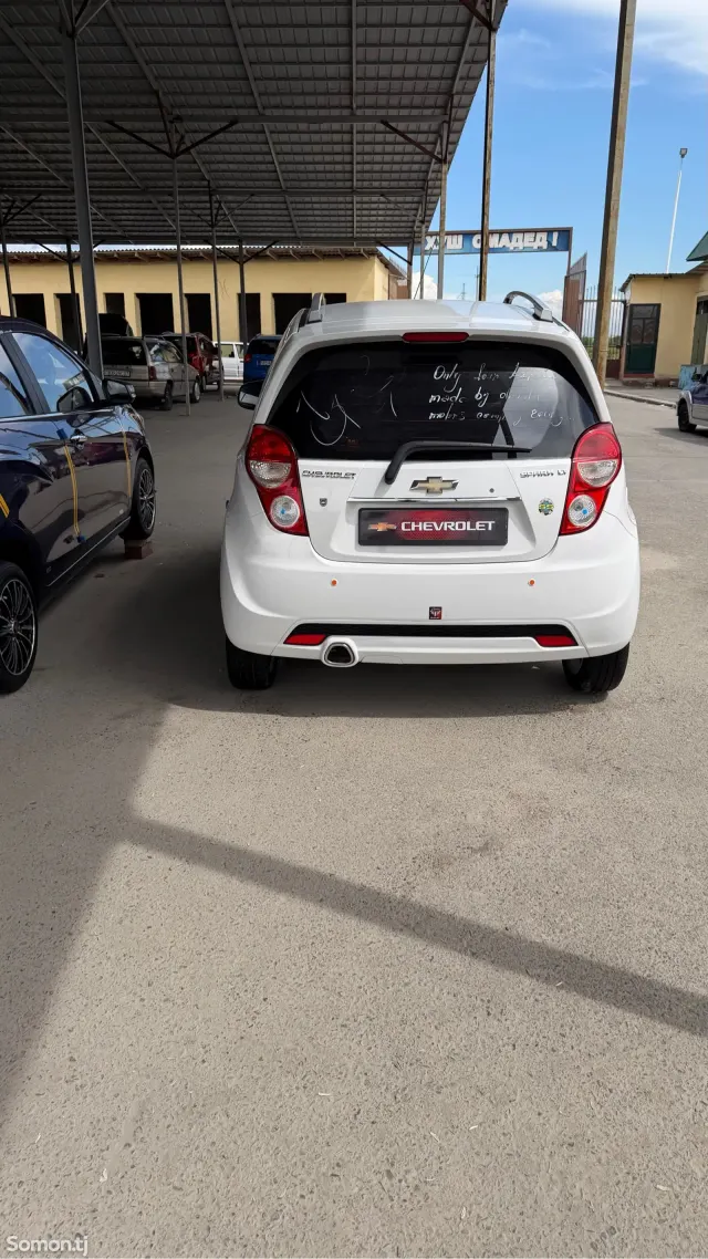 Chevrolet Spark 2014 · 1.0 AT