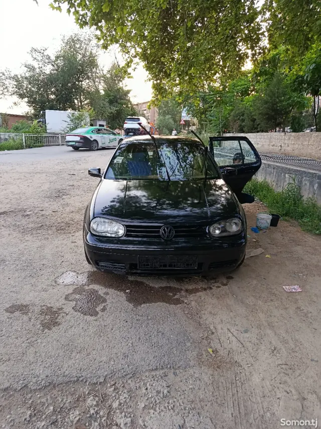 Volkswagen Golf 1999 · 1.6 AT